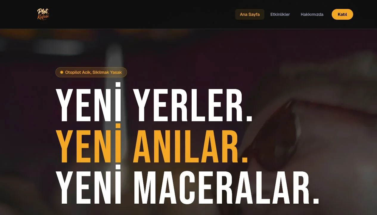Plot Kafası web sitesinin koyu temalı ve turuncu vurgulu ana sayfa tasarımı